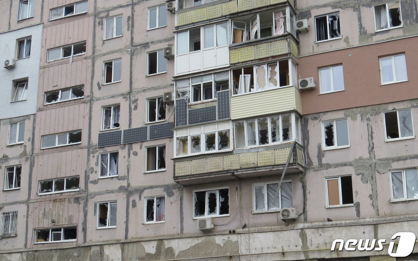 본문 이미지 - 2022년 2월26일(현지시간) 우크라이나 마리우폴에서 포격으로 주거용 건물이 피해를 입은 모습. 2022.02.26/news1 ⓒ 로이터=뉴스1 ⓒ News1 김민수 기자