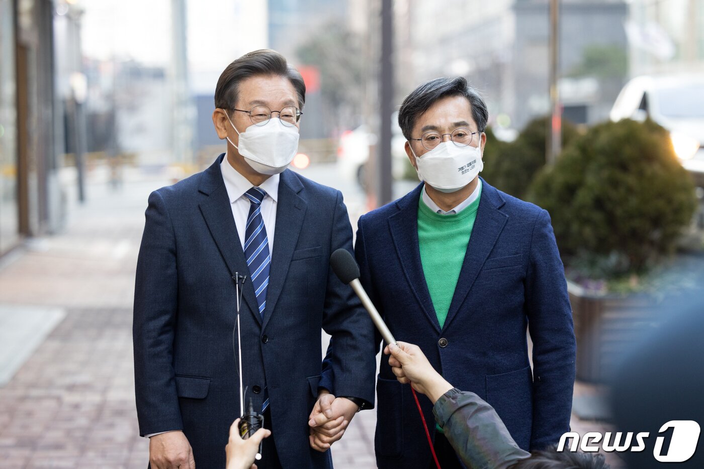 본문 이미지 - 이재명 더불어민주당 대선후보와 김동연 새로운물결 대선후보가 1일 서울 마포구의 한 카페에서 회동을 마치고 취재진의 질문에 답하고 있다. (더불어민주당 선대위 제공) 2022.3.1/뉴스1 ⓒ News1 국회사진취재단