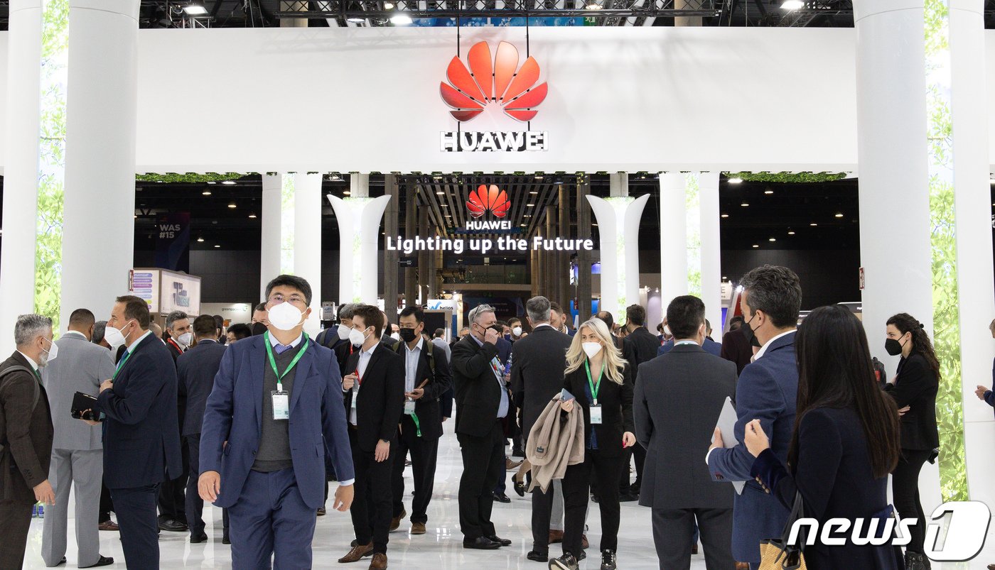 본문 이미지 - 1일&#40;현지시간&#41; 세계 최대 이동통신 전시회 &#39;모바일월드콩그레스&#40;MWC&#41; 2022&#39;가 열린 스페인 바르셀로나 피라그란비아 전시장에서 참관객들이 중국 화웨이 부스를 둘러보고 있다. 2022.3.1/뉴스1 ⓒ News1 유승관 기자