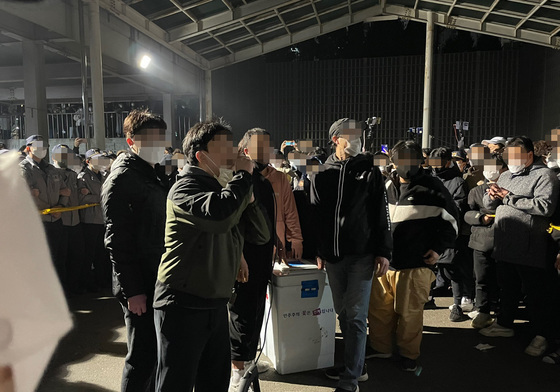 '부정선거' 외치며 대선 투표함 탈취한 유튜버들…법원 판단은