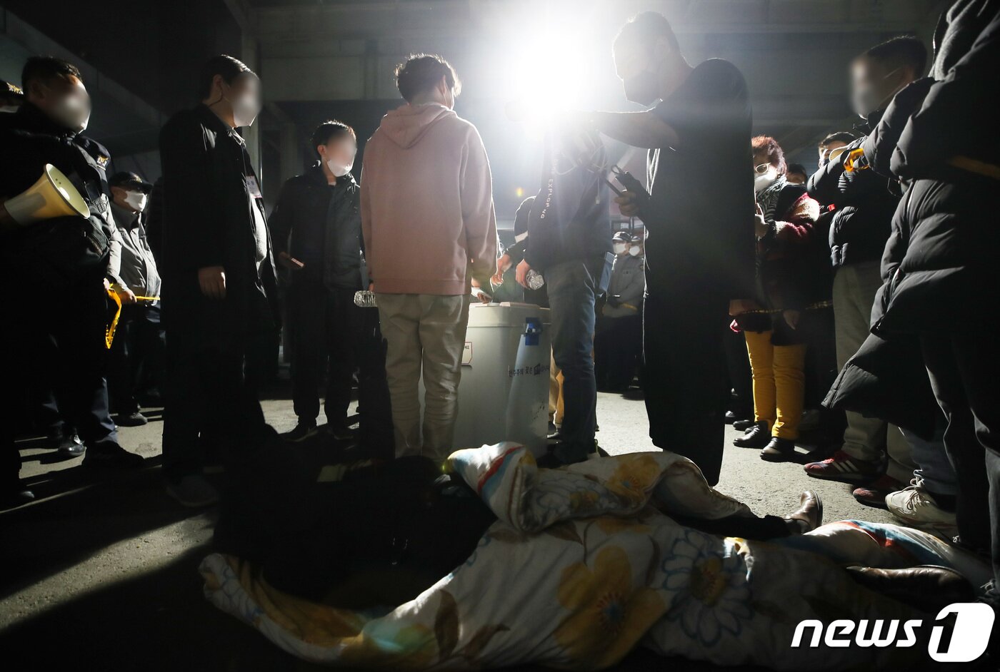 본문 이미지 - 10일 인천 부평구 삼산체육관에서 유튜브 채널 '가로세로 연구소(가세연)' 와 일부 인천 시민들이 '부정선거'를 주장하며, 경찰과 대치를 하고 있다. 경찰은 가세연측에 의해 투표소 이동이 어려워지자 투표함 이송을 위해 '동원령'을 발령했다. 2022.3.10/뉴스1 ⓒ News1 정진욱 기자