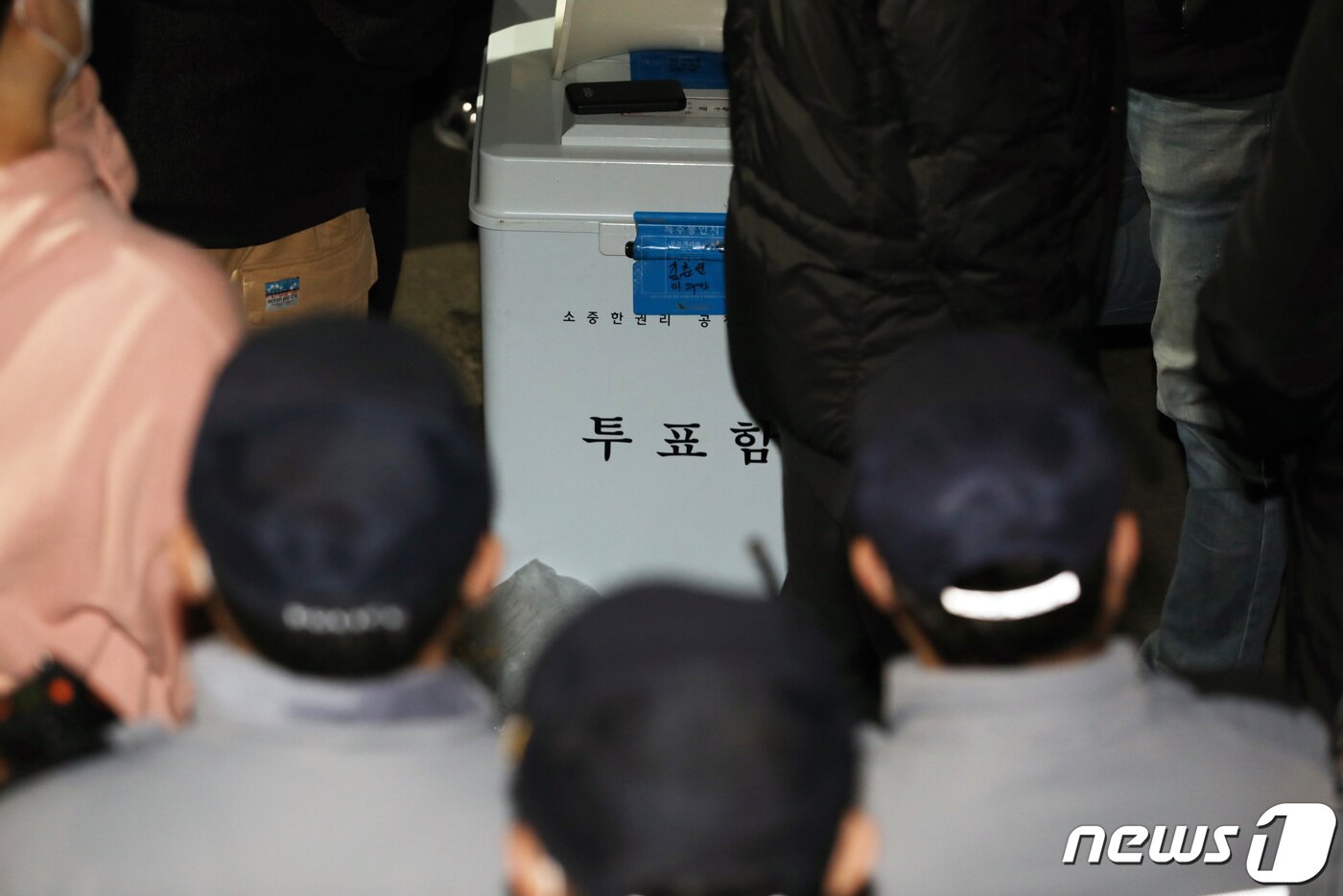 본문 이미지 - 지난 3월10일 인천시 부평구 삼산체육관에서유튜브 채널 '가로세로 연구소(가세연)' 와 일부 인천 시민들이 '부정선거'를 주장하며, 경찰과 대치를 하고 있는 모습/뉴스1 ⓒ News1 정진욱 기자