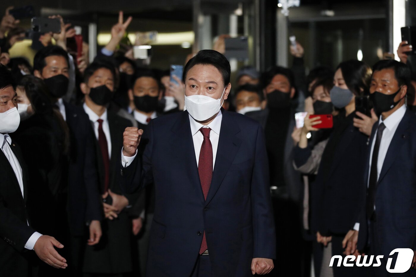 본문 이미지 - 제20대 대통령 선거에서 당선 확실시된 윤석열 국민의힘 대선후보가 10일 새벽 서울 서초구 자택에서 나와 시민들에게 감사 인사를 하고 있다. 2022.3.10/뉴스1 ⓒ News1 이승배 기자