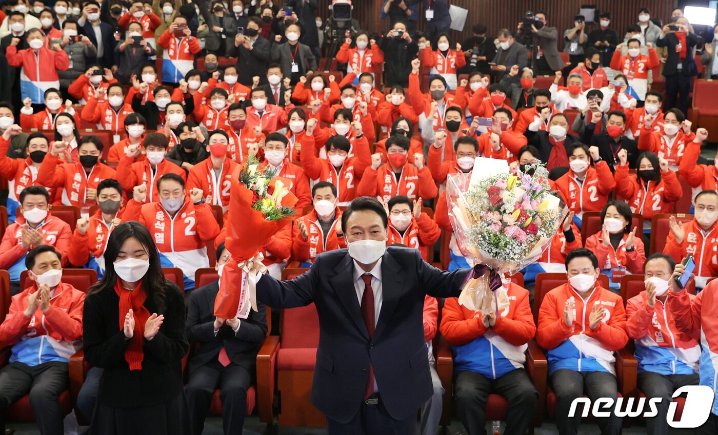 본문 이미지 - 윤석열 제20대 대통령 당선인이 10일 새벽 서울 여의도 국회 도서관에 마련된 개표상황실을 찾아 당선 축하 꽃다발을 받아들고 있다. 2022.3.10/뉴스1 ⓒ News1 구윤성 기자