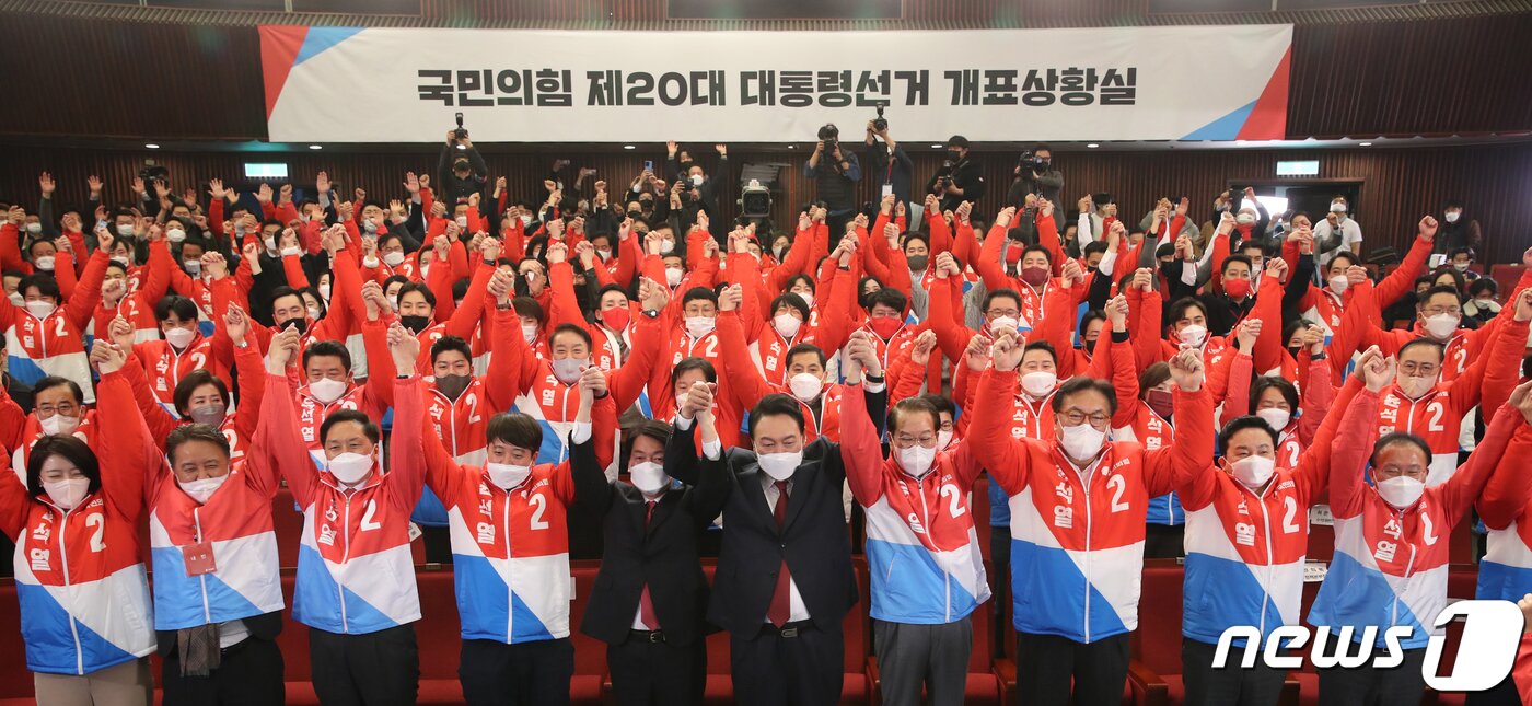 본문 이미지 - 윤석열 제20대 대통령 당선인이 10일 새벽 서울 여의도 국회 도서관에 마련된 국민의힘 개표 상황실을 찾아 당선 세리머니를 하고 있다. 2022.3.10/뉴스1 ⓒ News1 구윤성 기자