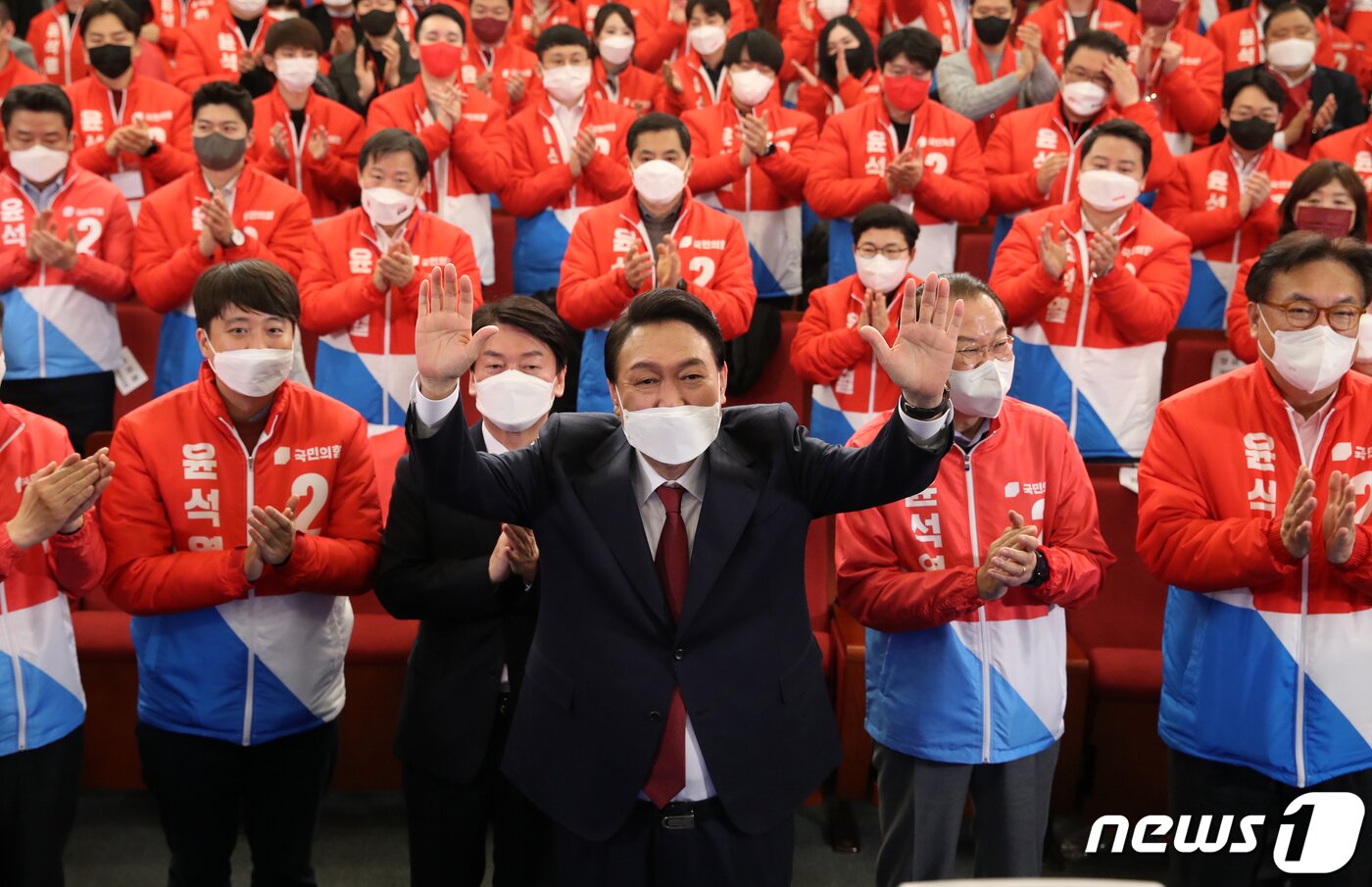 본문 이미지 - 윤석열 제20대 대통령 당선인이 10일 새벽 서울 여의도 국회 도서관에 마련된 국민의힘 개표 상황실을 찾아 당선 세리머니를 하고 있다. 2022.3.10/뉴스1 ⓒ News1 구윤성 기자