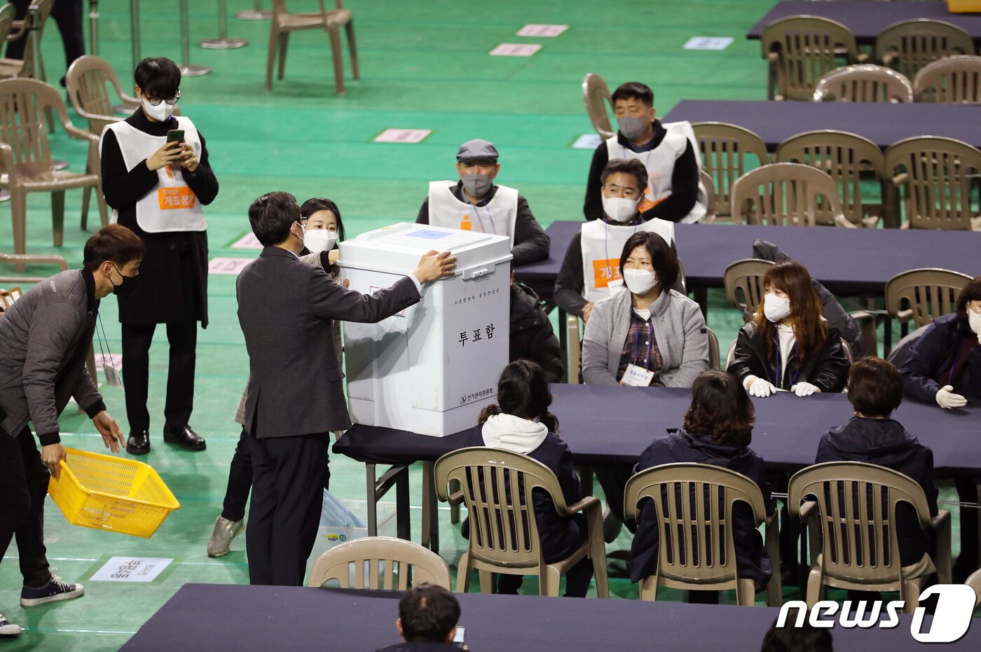 본문 이미지 - 인천선관위관계자들이 10일 인천 삼산체육관에서 유튜브 채널 '가로세로 연구소(가세연)' 와 일부 인천 시민들이 이동을 못하도록 막은 투표함을 개표하기 전 투표함을 살펴보고 있다.2022.3.10/뉴스1 ⓒ News1 정진욱 기자