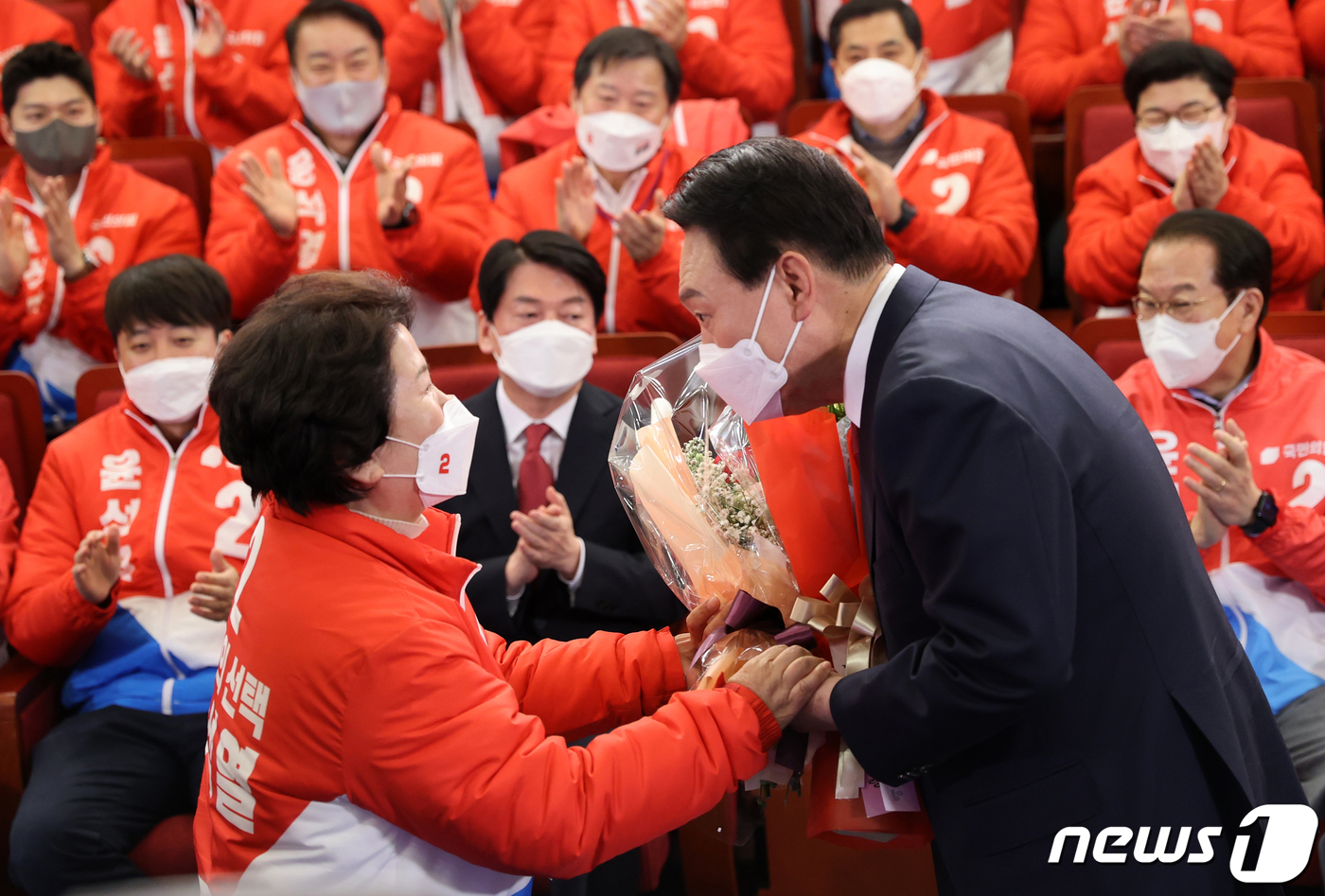 (서울=뉴스1) 구윤성 기자 = 윤석열 제20대 대한민국 대통령 당선인이 10일 새벽 서울 여의도 국회 도서관에 마련된 개표상황실을 찾아 당선 축하 꽃다발을 받아 들고 있다. 20 …