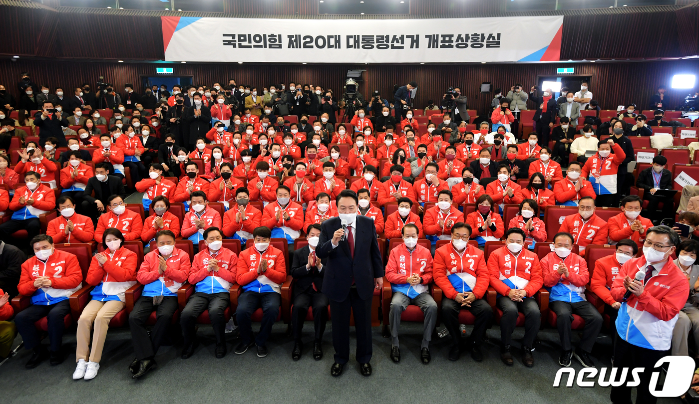(서울=뉴스1) 구윤성 기자 = 윤석열 제20대 대통령 당선인이 10일 새벽 국회 도서관에 마련된 국민의힘 개표상황실을 찾아 당선소감을 밝히고 있다. 2022.3.10/뉴스1