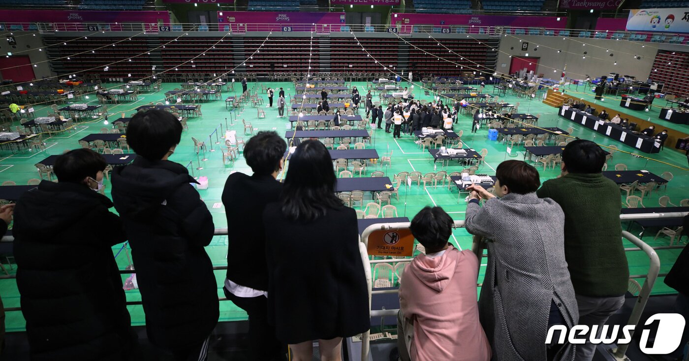 본문 이미지 - 유튜브 채널 가로세로연구소(가세연)와 윤석열 국민의힘 후보 지지자들이 10일 인천 삼산체육관에서 선관위 관계자들이 개표하는 모습을 바라보고 있다.2022.3.10/뉴스1 ⓒ News1 정진욱 기자