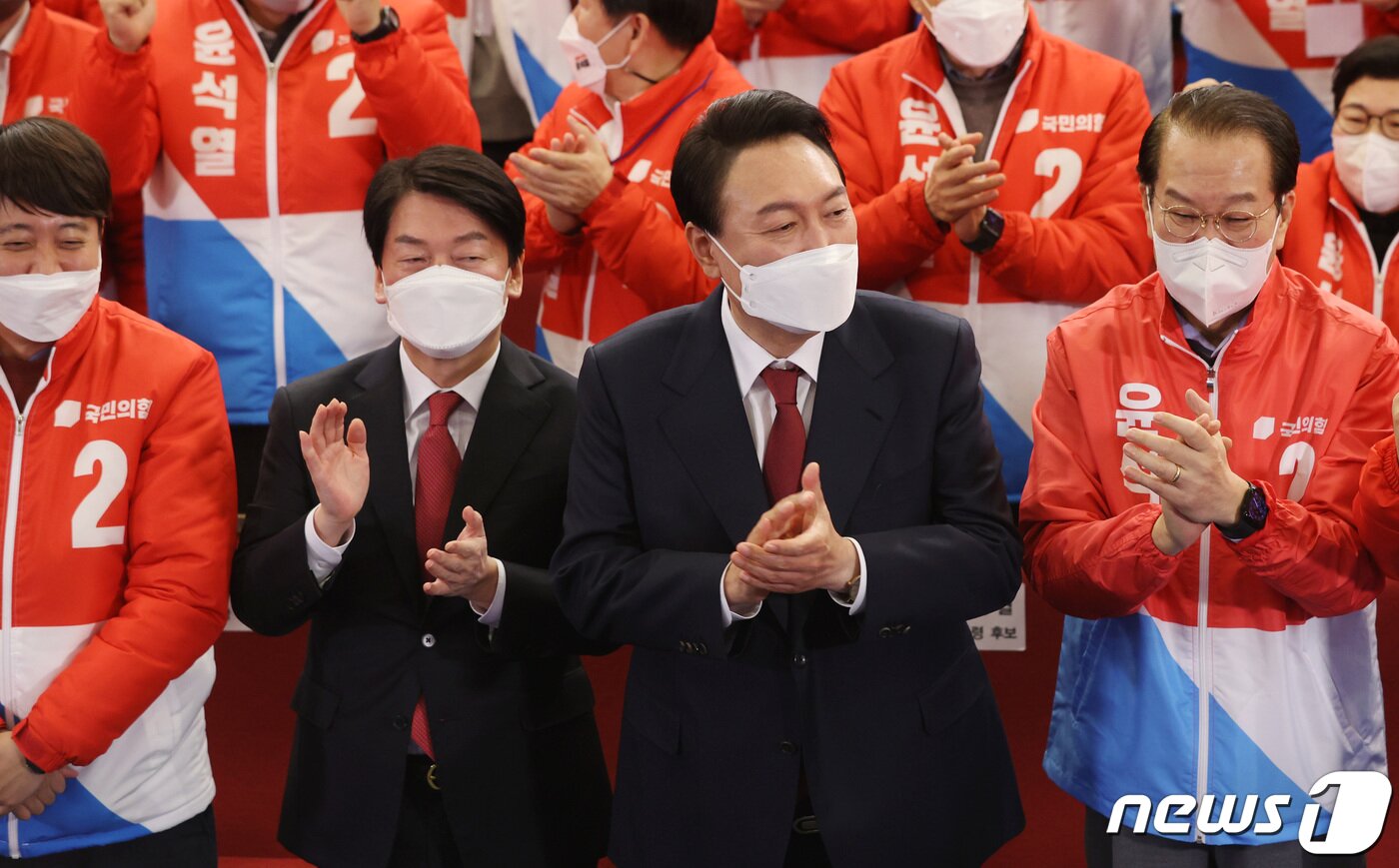 본문 이미지 - 윤석열 제20대 대한민국 대통령 당선인이 10일 새벽 서울 여의도 국회 도서관에 마련된 개표상황실을 찾아 안철수 국민의당 대표와 이준석 국민의힘 대표, 권영세 선대본부장과 함꼐 박수치고 있다. 2022.3.10/뉴스1 ⓒ News1 구윤성 기자