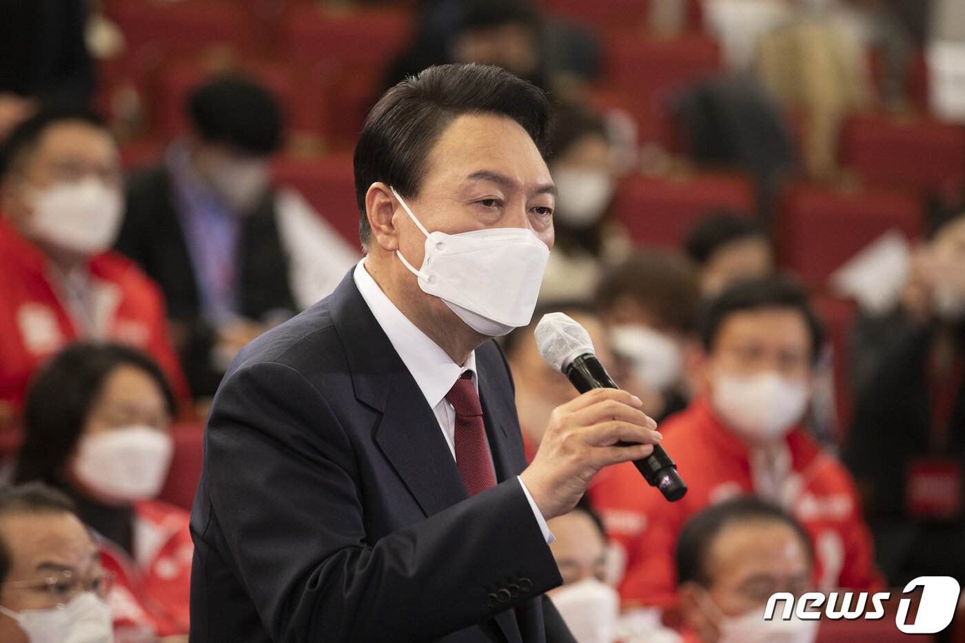 본문 이미지 - 윤석열 대통령 당선인이 10일 새벽 제20대 대통령 선거에서 당선을 확정 지은 후 국회 도서관에 마련된 개표 상황실을 찾아 감사인사를 하고 있다. 2022.3.10/뉴스1 ⓒ News1 구윤성 기자