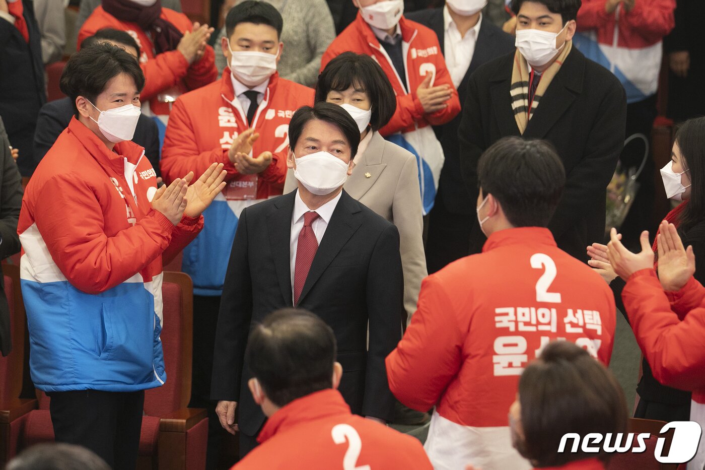 본문 이미지 - 안철수 국민의당 대표가 10일 새벽 윤석열 국민의힘 후보의 제20대 대통령 선거에서 당선이 확정 된 후 국회 도서관에 마련된 개표 상황실을 찾아 국민의힘 의원들의 박수를 받으며 입장하고 있다. 2022.3.10/뉴스1 ⓒ News1 구윤성 기자