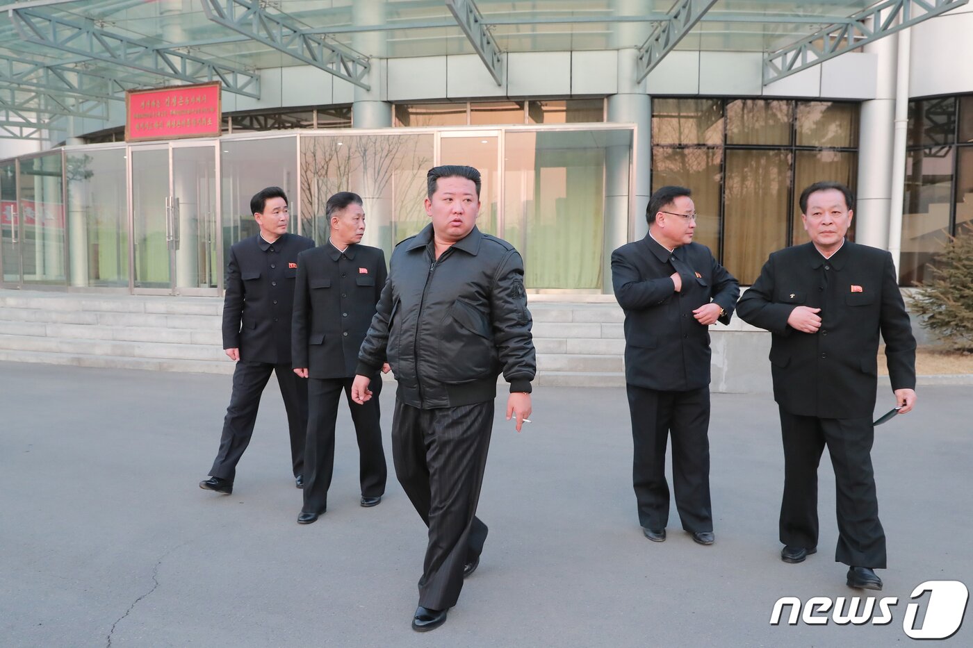 본문 이미지 - (평양 노동신문=뉴스1) = 김정은 북한 노동당 총비서가 국가우주개발국을 현지지도하는 모습. [국내에서만 사용가능. 재배포 금지. DB 금지. For Use Only in the Republic of Korea. Redistribution Prohibited] rodongphoto@news1.kr