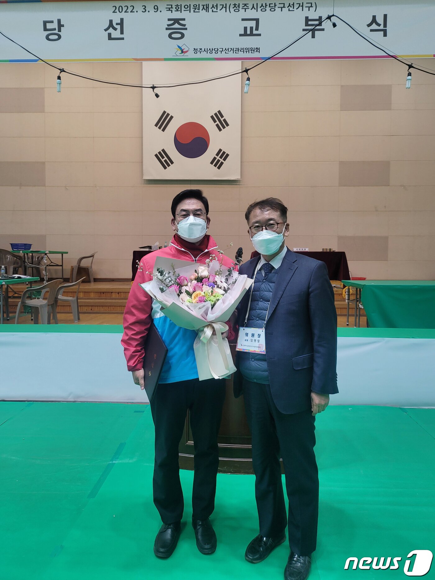 본문 이미지 - 국민의힘 정우택 충북 청주시 상당구 국회의원 재선거 당선인이 10일 당선증을 교부받고 있다. ⓒ 뉴스1