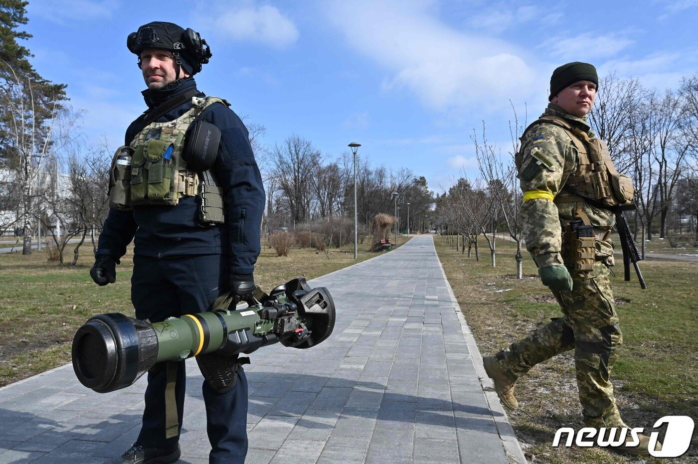 본문 이미지 - 러시아의 침공을 받은 우크라이나 수도 키이우에서 우크라군 병사가 휴대용 유탄 발사기 등 대전차 무기를 들고 있다. ⓒ AFP=뉴스1 ⓒ News1 우동명 기자