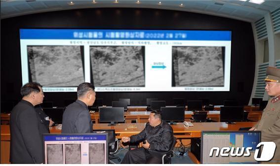 본문 이미지 - &#40;평양 노동신문=뉴스1&#41;=북한 김정은 노동당 총비서가 지난 2023년 3월  북한의 정찰위성을 개발하는 국가우주개발국을 현지지도하는 모습. [국내에서만 사용가능. 재배포 금지. DB 금지. For Use Only in the Republic of Korea. Redistribution Prohibited] rodongphoto@news1.kr