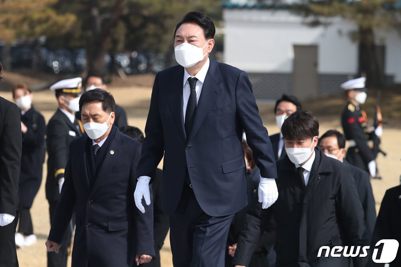 본문 이미지 - 윤석열 제20대 대통령 선거 당선인이 10일 오전 서울 동작구 국립서울현충원을 찾아 참배를 위해 현충탑으로 향하고 있다. 2022.3.10/뉴스1 ⓒ News1 국회사진취재단
