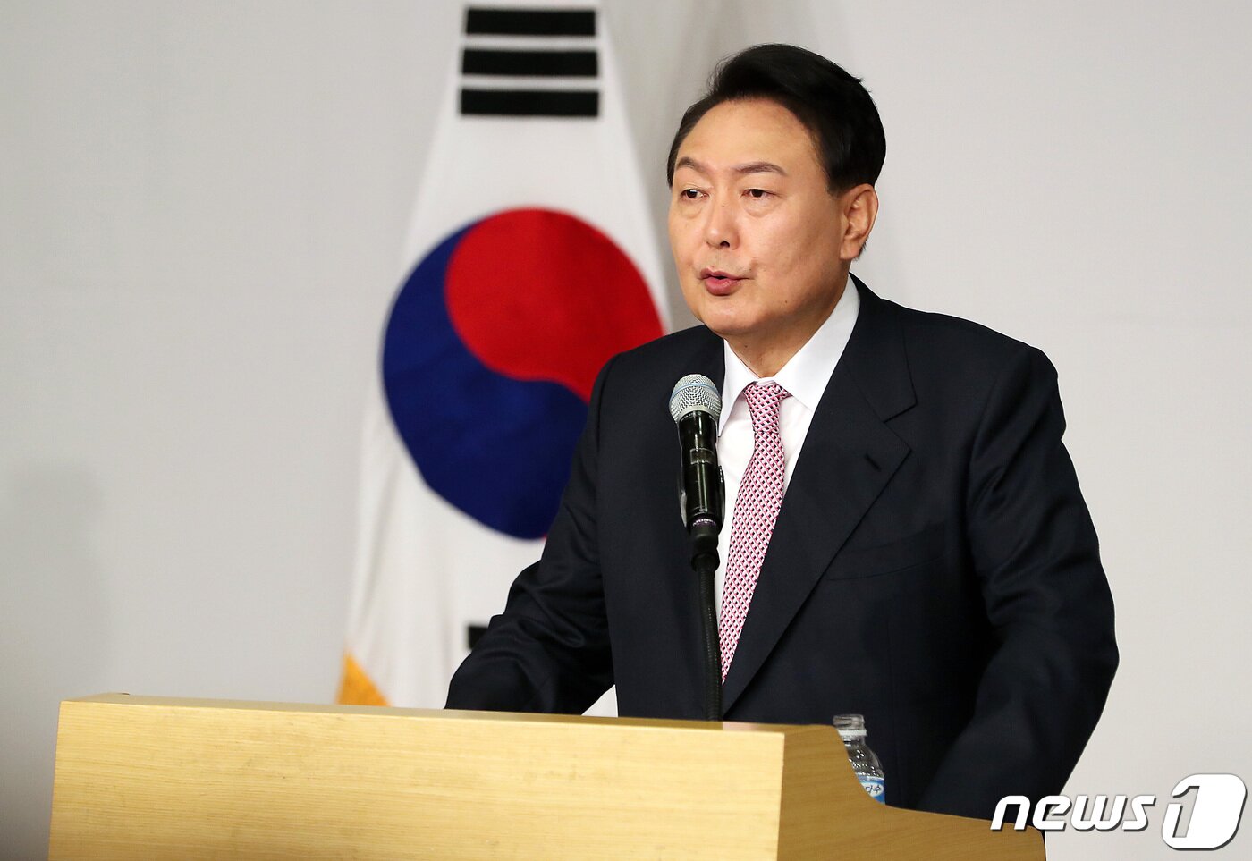 본문 이미지 - 윤석열 대통령 당선인이 10일 오전 서울 여의도 국회 도서관에서 당선 인사 기자회견을 하고 있다. 2022.3.10/뉴스1 ⓒ News1 이동해 기자