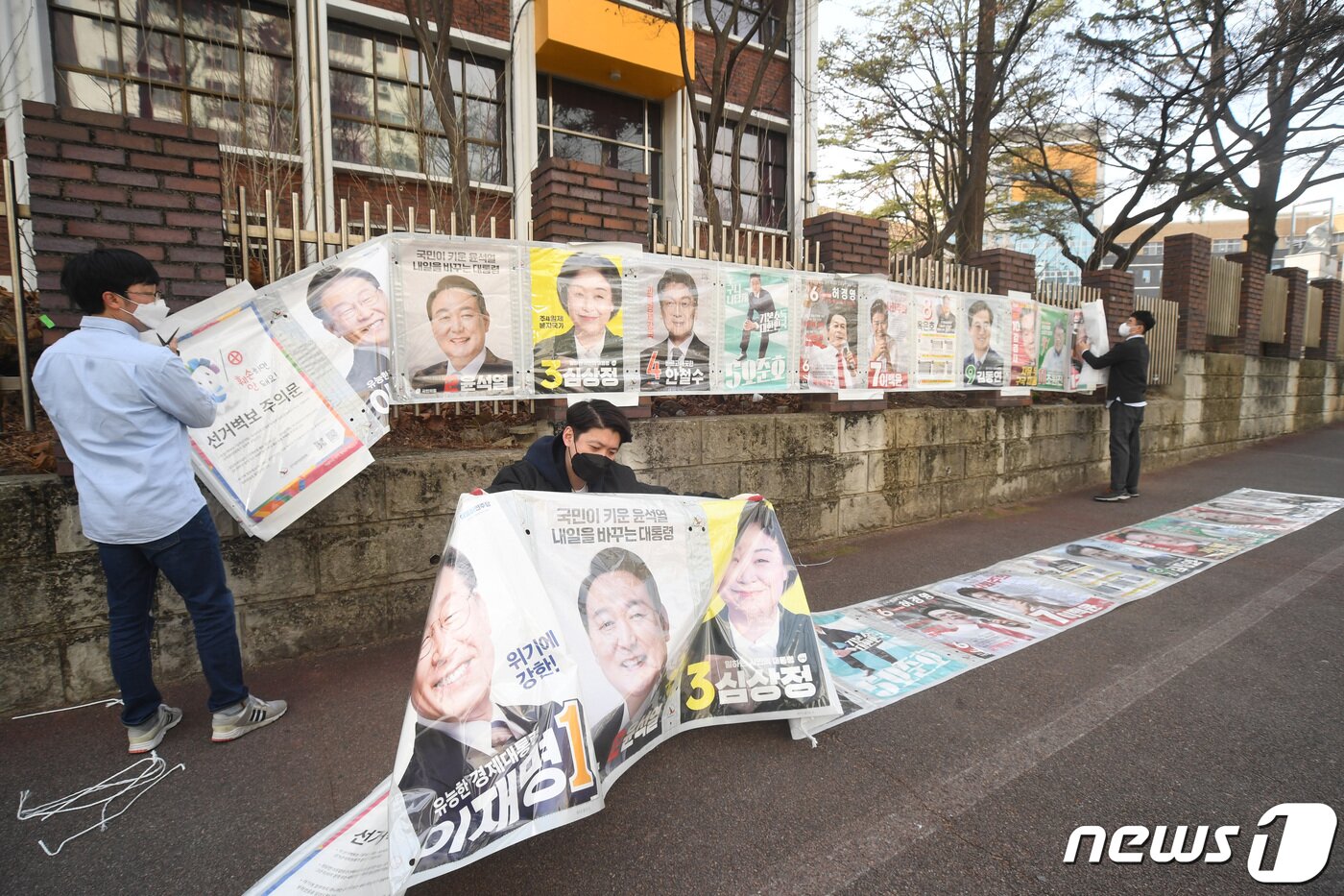 본문 이미지 - 제20대 대통령선거를 마친 10일 대전 중구청 직원들이 관내 붙어 있는 선거 벽보를 철거하고 있다. 2022.3.10/뉴스1 ⓒ News1 김기태 기자