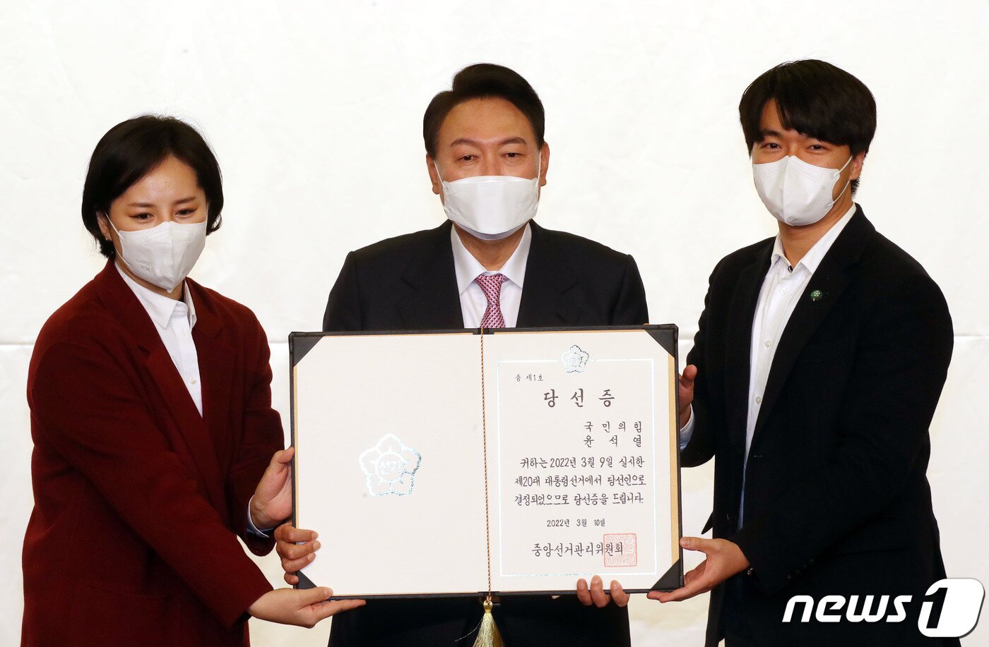 본문 이미지 - 10일 서울 여의도 국회 도서관에서 열린 국민의힘 선대위 해단식에서 윤석열 대통령 당선인이 당선증을 받고 기념촬영을 하고 있다. 2022.3.10/뉴스1 ⓒ News1 이동해 기자