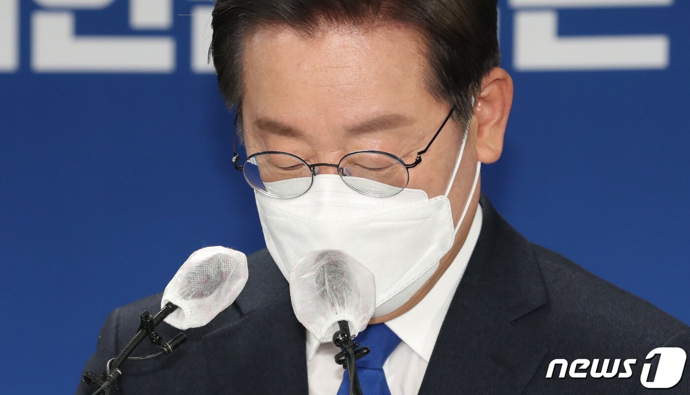 본문 이미지 - 대선에서 패배한 이재명 더불어민주당 후보가 10일 오후 서울 여의도 중앙당사에서 열린 선대위 해단식에서 인사말을 하고 있다. 이날 이 후보는 &#34;차기 정부가 국민을 보살피고 국민 뜻을 존중하고 역사 흐름에 순응하고, 그리고 평가받는 성공한 정부로, 성공한 대통령이 되기를 진심으로 소망한다＂고 윤석열 대통령 당선인의 성공을 빌었다. 2022.3.10/뉴스1 ⓒ News1 이동해 기자