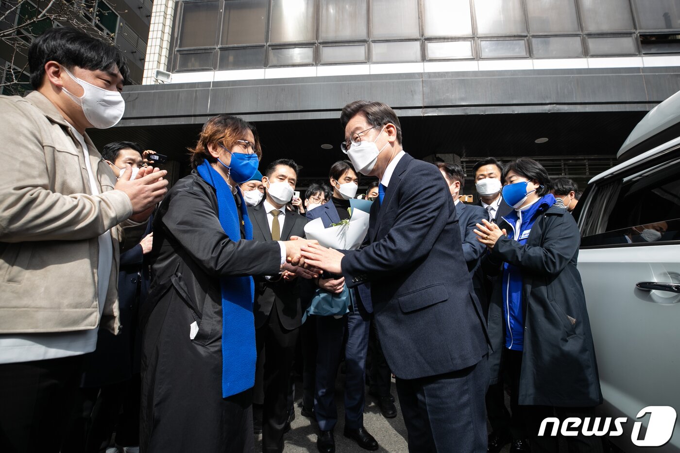 본문 이미지 - 10일 오후 서울 여의도 더불어민주당 중앙당사에서 열린 선거대책위원회 해단식을 마친 이재명 대선 후보가 선거운동기간 고생한 실무진, 당 관계자 등과 인사를 하고 있다. 2022.3.10/뉴스1 ⓒ News1 이동해 기자