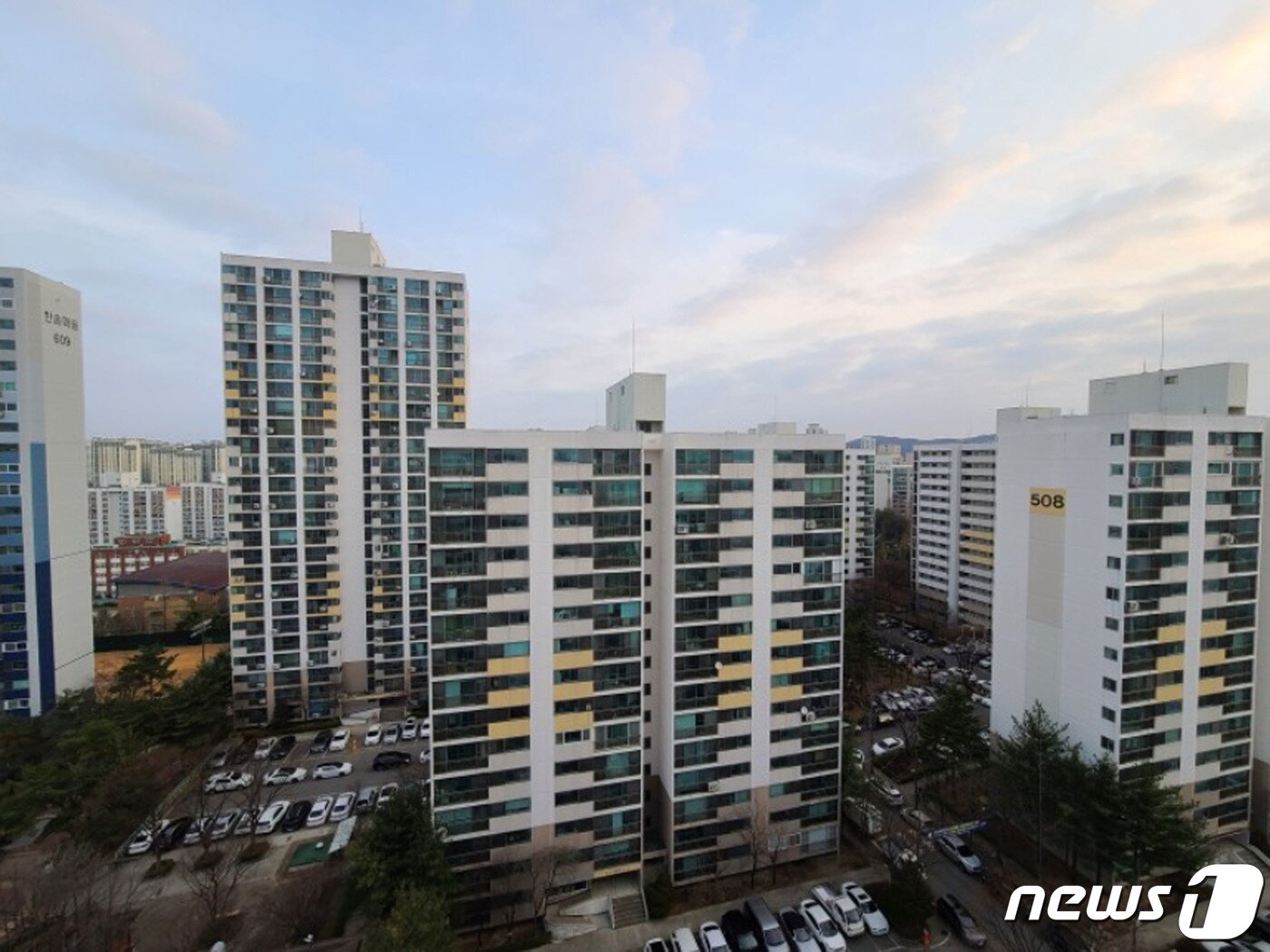 본문 이미지 - 성남시의 리모델링 공공지원을 받고 있는 분당구 정자동 한솔마을 주공 5단지 전경.&#40;성남시 제공&#41; ⓒ News1 김평석 기자