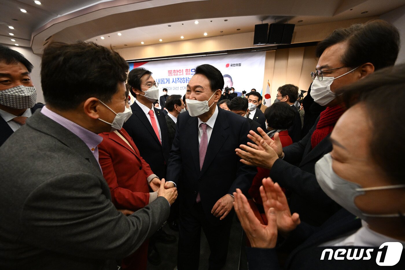 본문 이미지 - 윤석열 제20대 대통령 당선인이 10일 오후 서울 여의도 국회도서관 대강당에서 열린 국민의힘 선대본부 해단식 참석을 마친 후 의원들의 축하를 받고 있다. 2022.3.10/뉴스1 ⓒ News1 이동해 기자