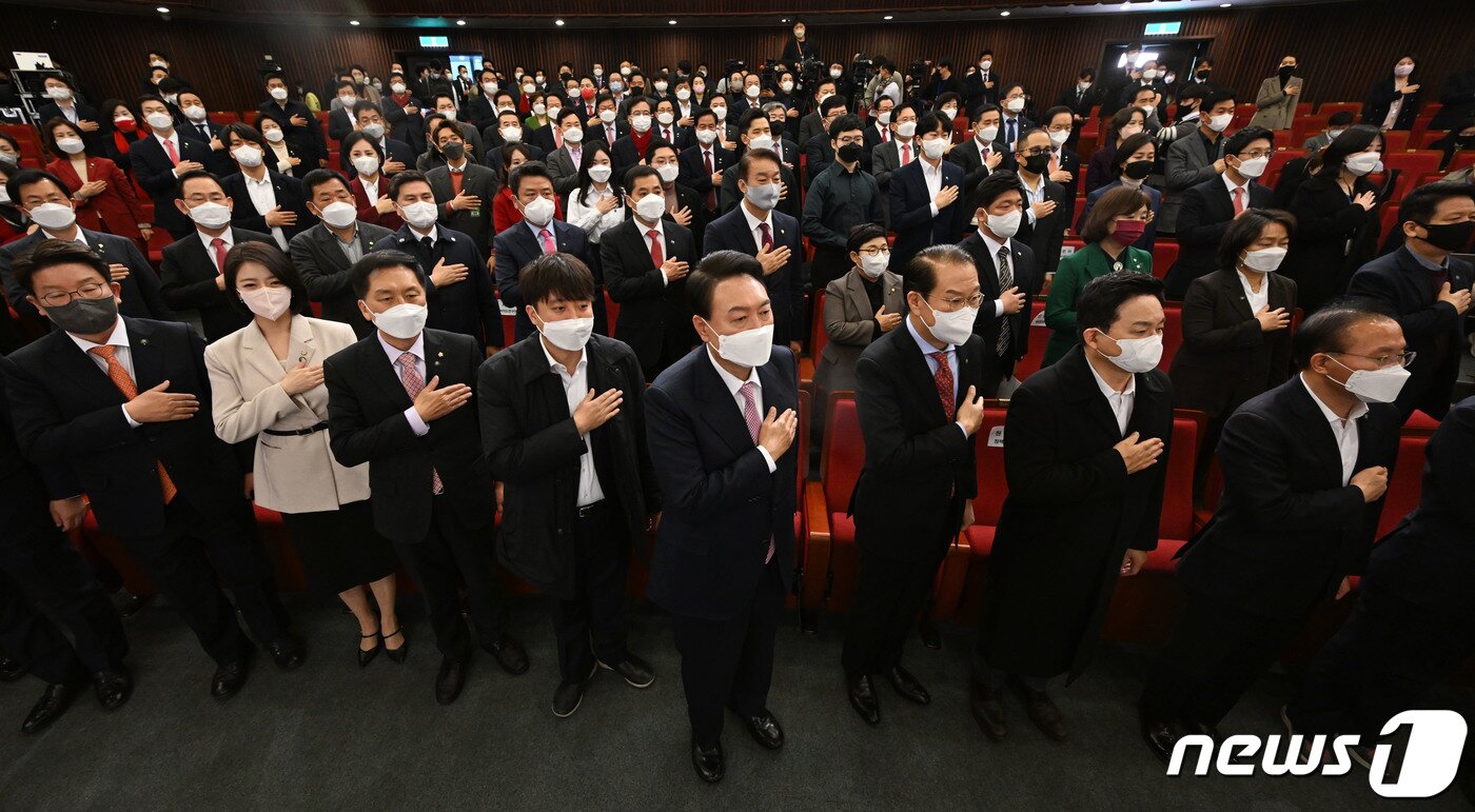 본문 이미지 - 윤석열 제20대 대통령 당선인과 국민의힘 소속 의원들이 10일 오후 서울 여의도 국회도서관 대강당에서 열린 선대본부 해단식에서 국민의례를 하고 있다. 2022.3.10/뉴스1 ⓒ News1 이동해 기자