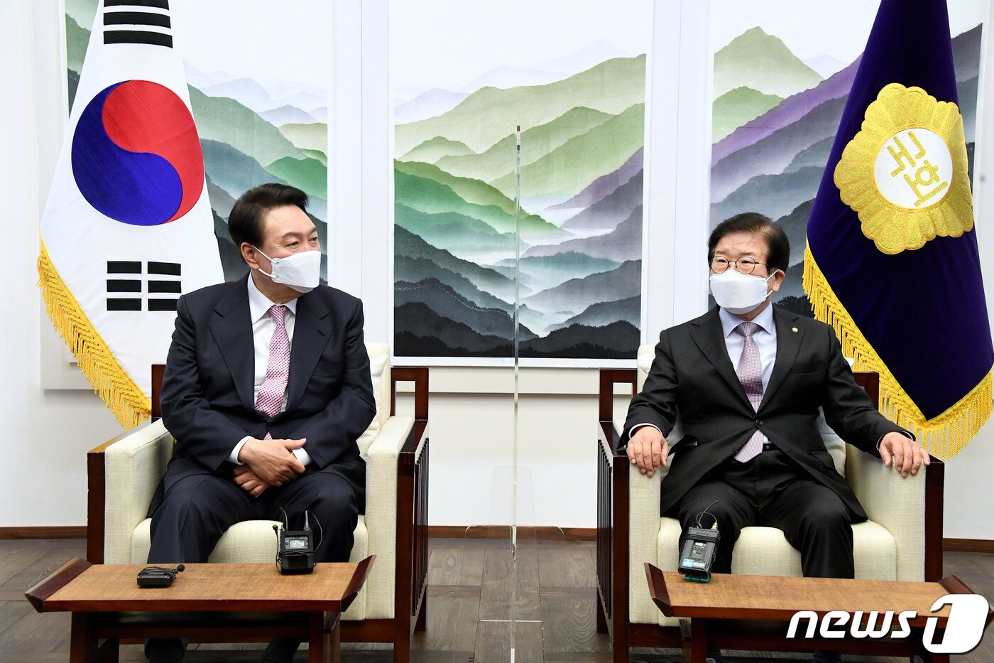 본문 이미지 - 박병석 국회의장이 10일 서울 여의도 국회에서 윤석열 대통령 당선인과 대화를 하고 있다. 2022.3.10/뉴스1 ⓒ News1 이동해 기자