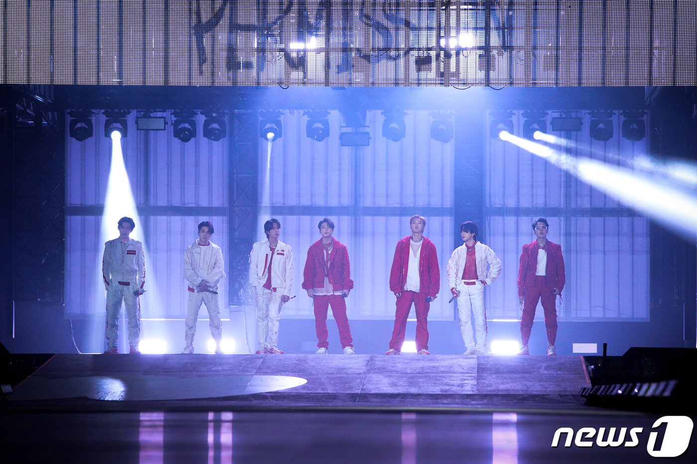 본문 이미지 - 방탄소년단(BTS) 뷔(왼쪽부터), 슈가, 진, 정국, RM, 지민, 제이홉이 지난 2023년 서울 송파구 잠실주경기장에서 열린 'BTS 퍼미션 투 댄스 온 스테이지 - 서울(PERMISSION TO DANCE ON STAGE - SEOUL)' 콘서트에서 화려한 무대를 선보이는 모습. (빅히트 제공) 2022.3.10/뉴스1