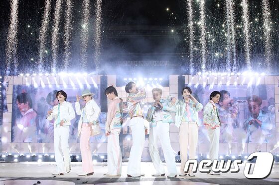 방탄소년단(BTS) 지민, 제이홉, 진, 정국, RM, 슈가, 뷔가 10일 오후 서울 송파구 잠실주경기장에서 열린 'BTS 퍼미션 투 댄스 온 스테이지 - 서울(PERMISSION TO DANCE ON STAGE - SEOUL)' 콘서트에서 화려한 무대를 선보이고 있다. (빅히트 제공) 2022.3.10/뉴스1