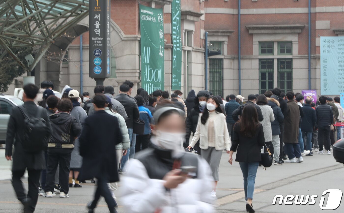 본문 이미지 - 11일 서울 중구 서울역광장에 마련된 선별진료소를 찾은 시민들이 신종 코로나 바이러스 감염증(코로나19) 검사를 받기 위해 줄을 서 있다. 질병관리청 중앙방역대책본부(방대본)는 이날 0시 기준 신규 코로나19 확진자는 28만2987명, 사망 229명, 위중증 1116명이 발생했다고 발표했다. 2022.3.11/뉴스1 ⓒ News1 허경 기자