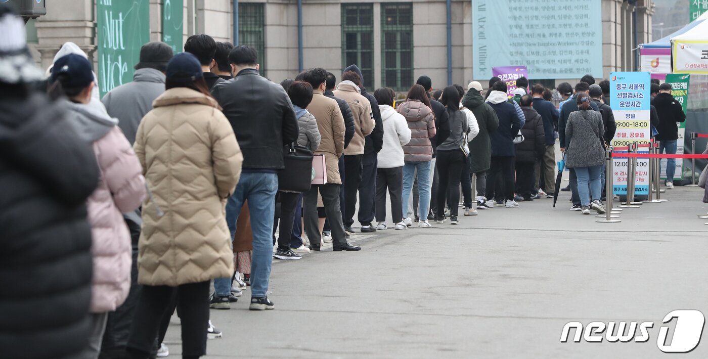 본문 이미지 - 11일 서울 중구 서울역광장에 마련된 선별진료소를 찾은 시민들이 신종 코로나 바이러스 감염증(코로나19) 검사를 받기 위해 줄을 서 있다. ⓒ News1 허경 기자