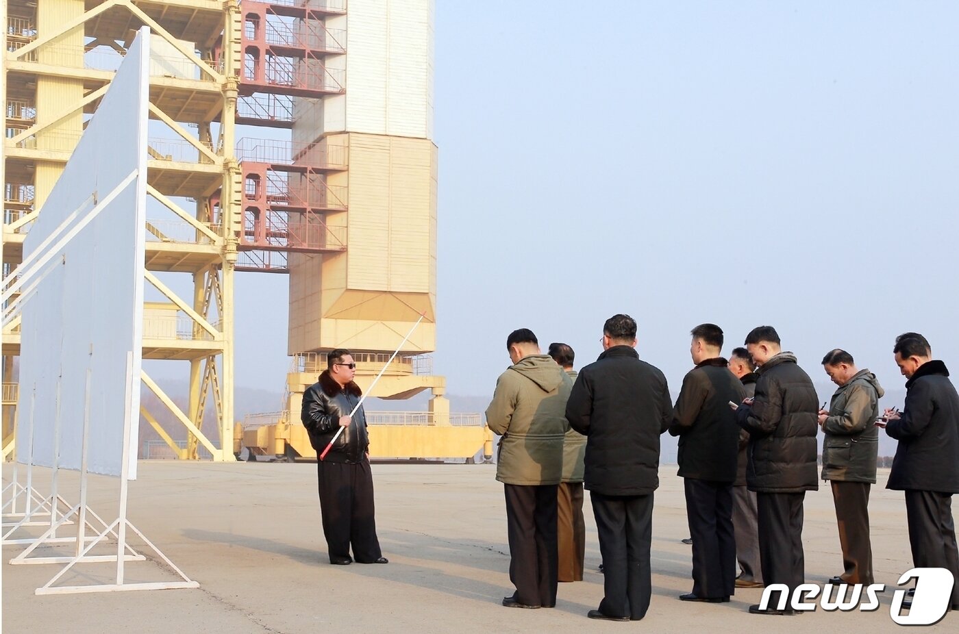 본문 이미지 - &#40;평양 노동신문=뉴스1&#41; =김정은 북한 노동당 총비서가 지난 2022년 3월 서해 위성발사장을 현지지도하는 모습. [국내에서만 사용가능. 재배포 금지. DB 금지. For Use Only in the Republic of Korea. Redistribution Prohibited] rodongphoto@news1.kr