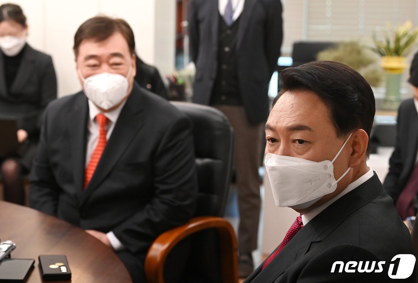 본문 이미지 - 윤석열 대통령 당선인이 지난달 11일 서울 여의도 국민의힘 당사 내 당선인 사무실에서 싱하이밍 주한중국대사를 접견하고 있다. 2022.3.11/뉴스1 ⓒ News1 구윤성 기자