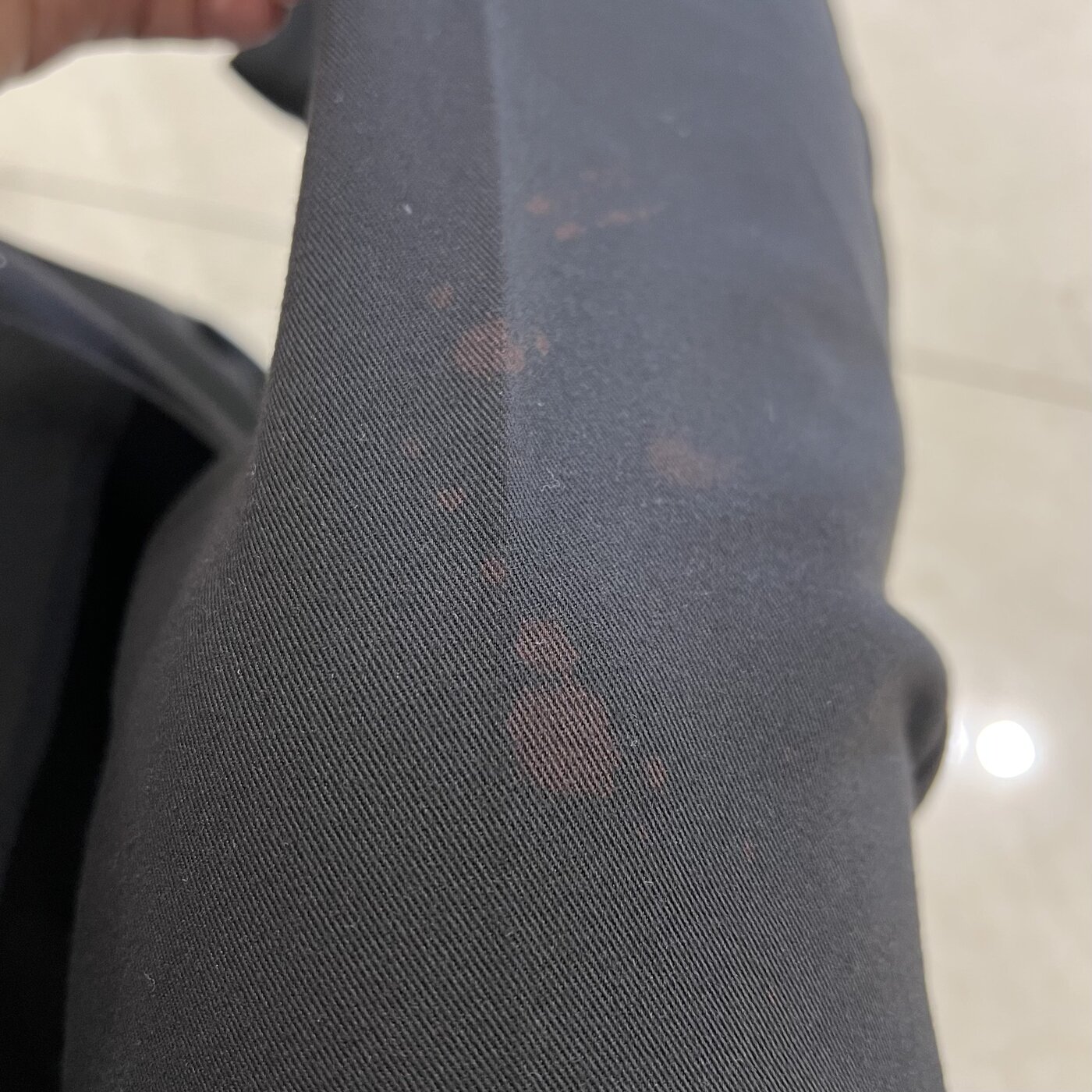 본문 이미지 - 물이 바지에 튀어 탈색된 모습. (온라인 커뮤니티 갈무리) ⓒ 뉴스1