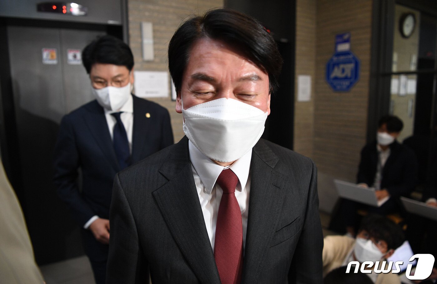 본문 이미지 - 안철수 국민의당 대표가 11일 서울 여의도 국민의힘 당사에서 윤석열 대통령 당선인과 '도시락 오찬'을 마친 후 당사를 나서고 있다. 2022.3.11/뉴스1 ⓒ News1 구윤성 기자