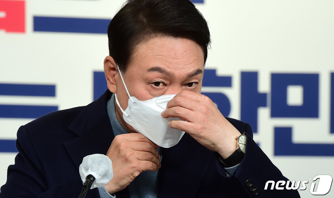 본문 이미지 - 윤석열 대통령 당선인이 13일 서울 여의도 국민의힘 당사에서 대통령직인수위원회 위원장 및 부위원장 인선결과 발표를 마친 뒤 마스크를 쓰고 있다. 2022.3.13/뉴스1 ⓒ News1 이동해 기자