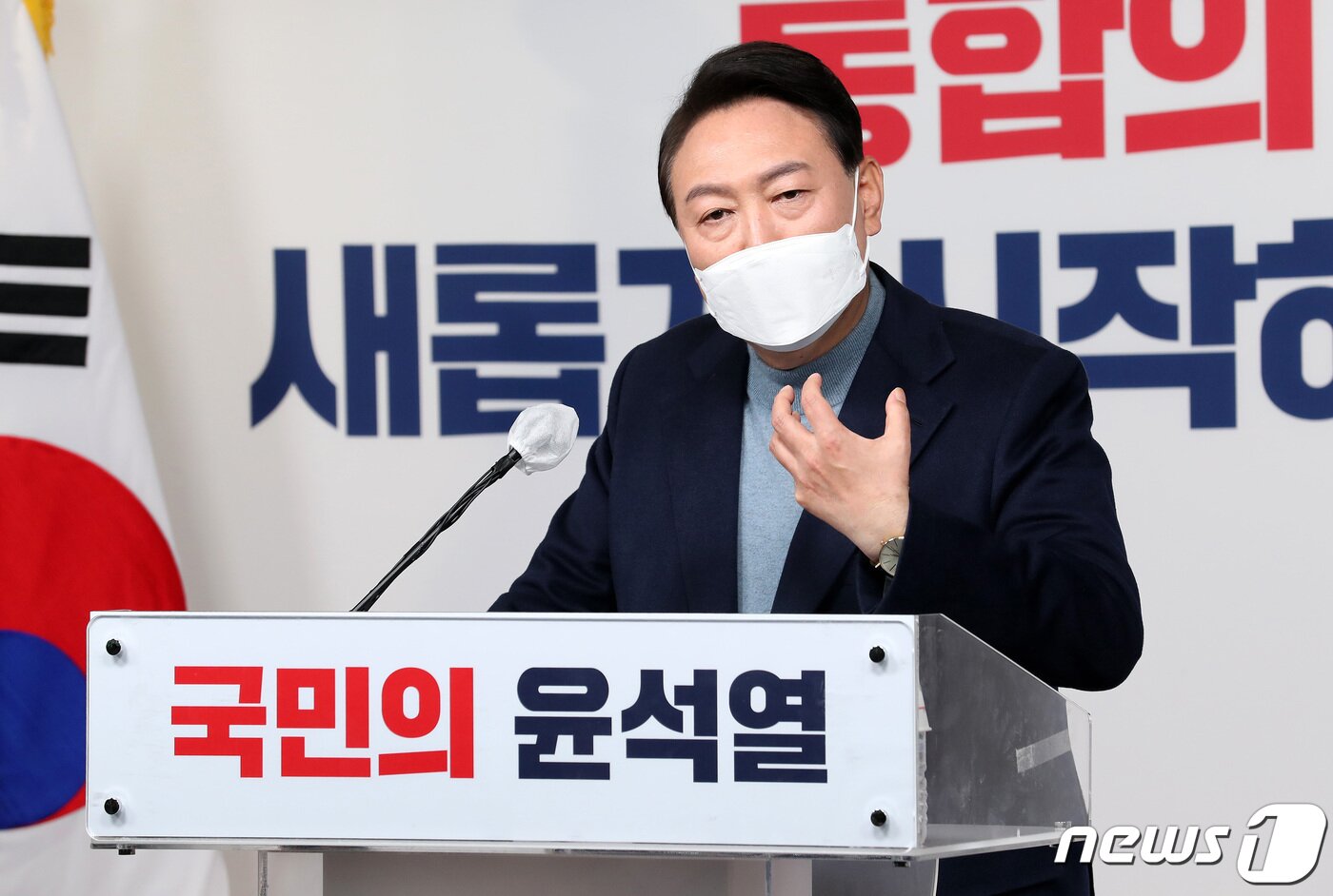 본문 이미지 - 윤석열 대통령 당선인이 13일 오후 서울 여의도 국민의힘 중앙당사에서 대통령직인수위원회 위원장 및 부위원장 인선 결과 발표를 마친 뒤 취재진 질문에 답하고 있다. 2022.3.13/뉴스1 ⓒ News1 이동해 기자