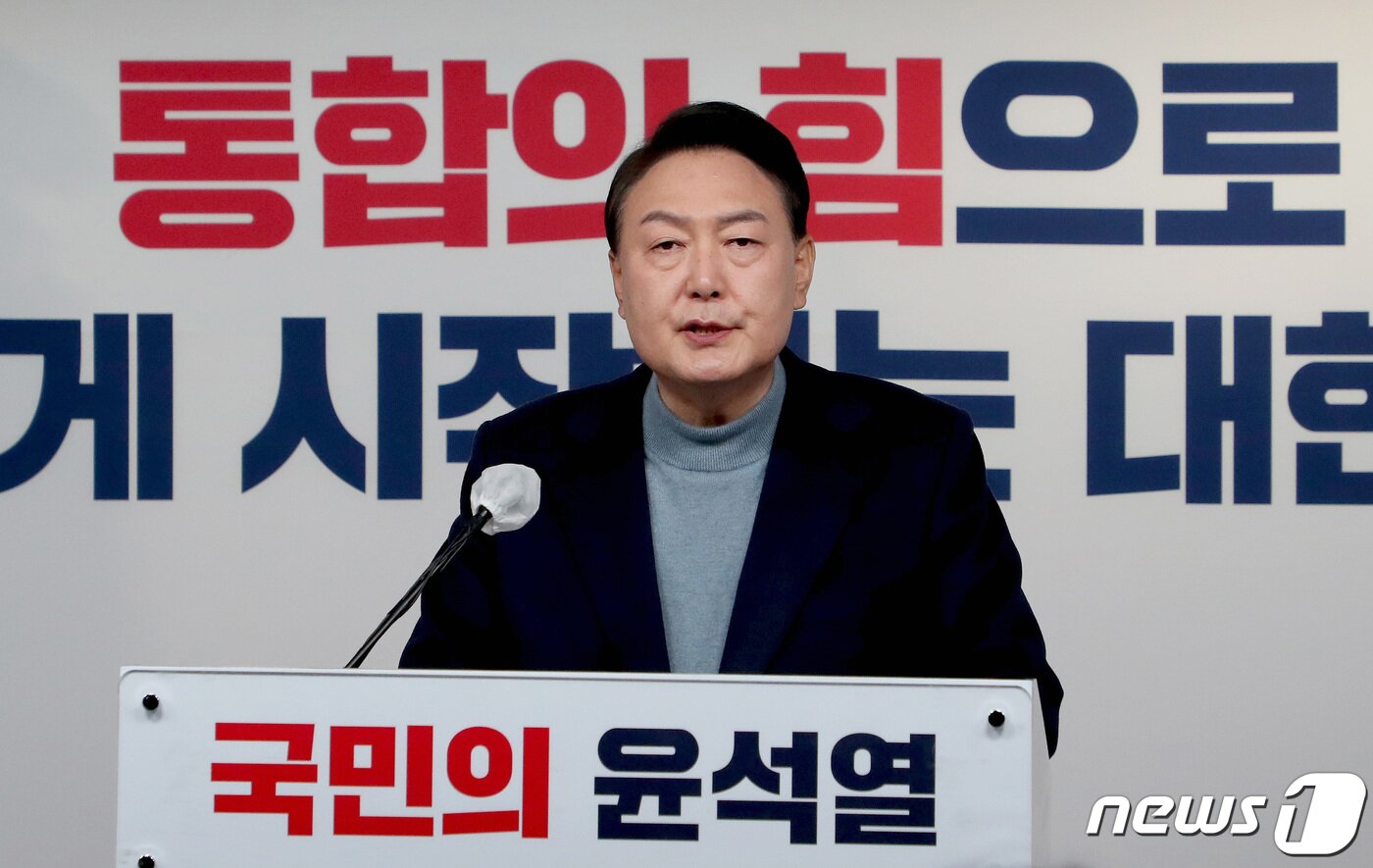 본문 이미지 - 윤석열 대통령 당선인이 13일 서울 여의도 국민의힘 당사에서 대통령직인수위원회 위원장 및 부위원장 인선결과를 발표하고 있다. 윤 당선인은 이날 대통령직 인수위원회 위원장에 안철수 국민의당 대표, 부위원장에는 국민의힘 권영세 의원을 각각 임명했다. 또 기획위원장에는 원희룡 전 제주지사를 선임했다. 2022.3.13/뉴스1 ⓒ News1 이동해 기자