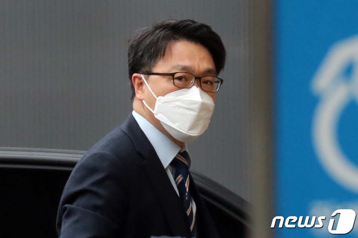 본문 이미지 - 김진욱 고위공직자범죄수사처(공수처) 처장이 14일 오전 경기 정부과천청사 공수처로 출근하고 있다. 2022.3.14/뉴스1 ⓒ News1 황기선 기자