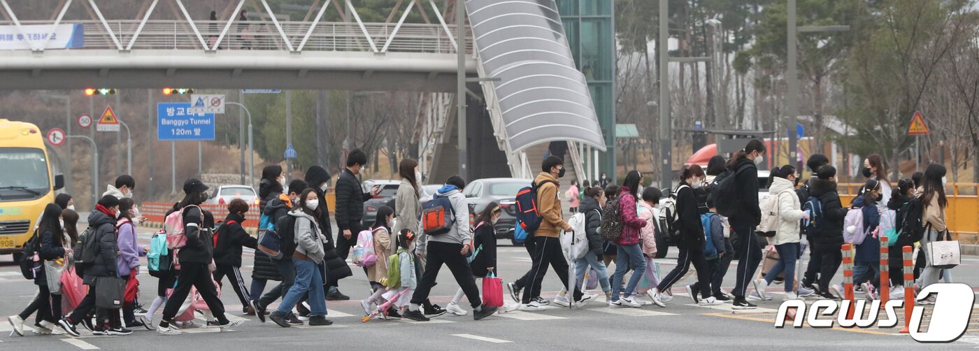 본문 이미지 - 지난달 경기 화성시의 한 초등학교 앞에서 아이들이 등교를 하는 모습. 2022.3.14/뉴스1 ⓒ News1 김영운 기자