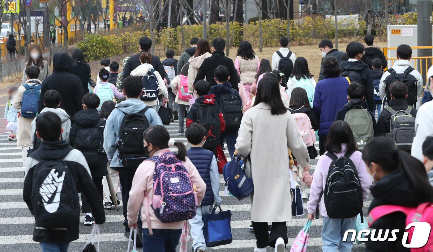 본문 이미지 - 경기 화성시의 한 초등학교 앞에서 아이들이 등교하는 모습. (사진은 기사 내용과 무관함) 022.3.14/뉴스1 ⓒ News1 김영운 기자
