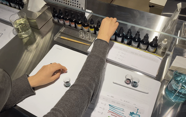 본문 이미지 - 10일 모나미스토어 성수점 잉크랩에서 취재진이 잉크를 만들고 있다. ⓒ 뉴스1 신윤하 기자