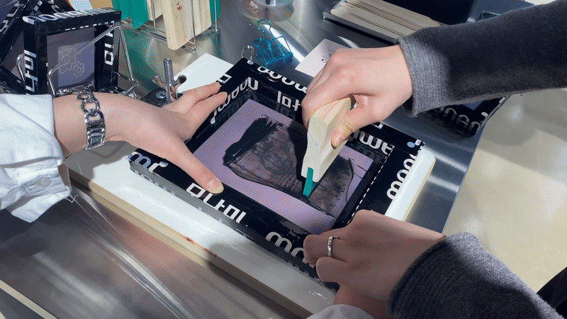 본문 이미지 - 10일 모나미스토어 성수점에서 취재진이 실크스크린 기법으로 노트를 제작하고 있다. ⓒ 뉴스1 신윤하 기자