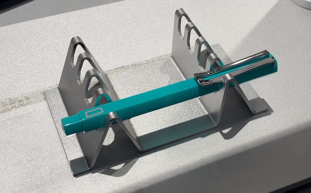 본문 이미지 - 10일 모나미스토어 성수점에서 만년필에 이름이 문구가 각인되고 있다. ⓒ 뉴스1 신윤하 기자