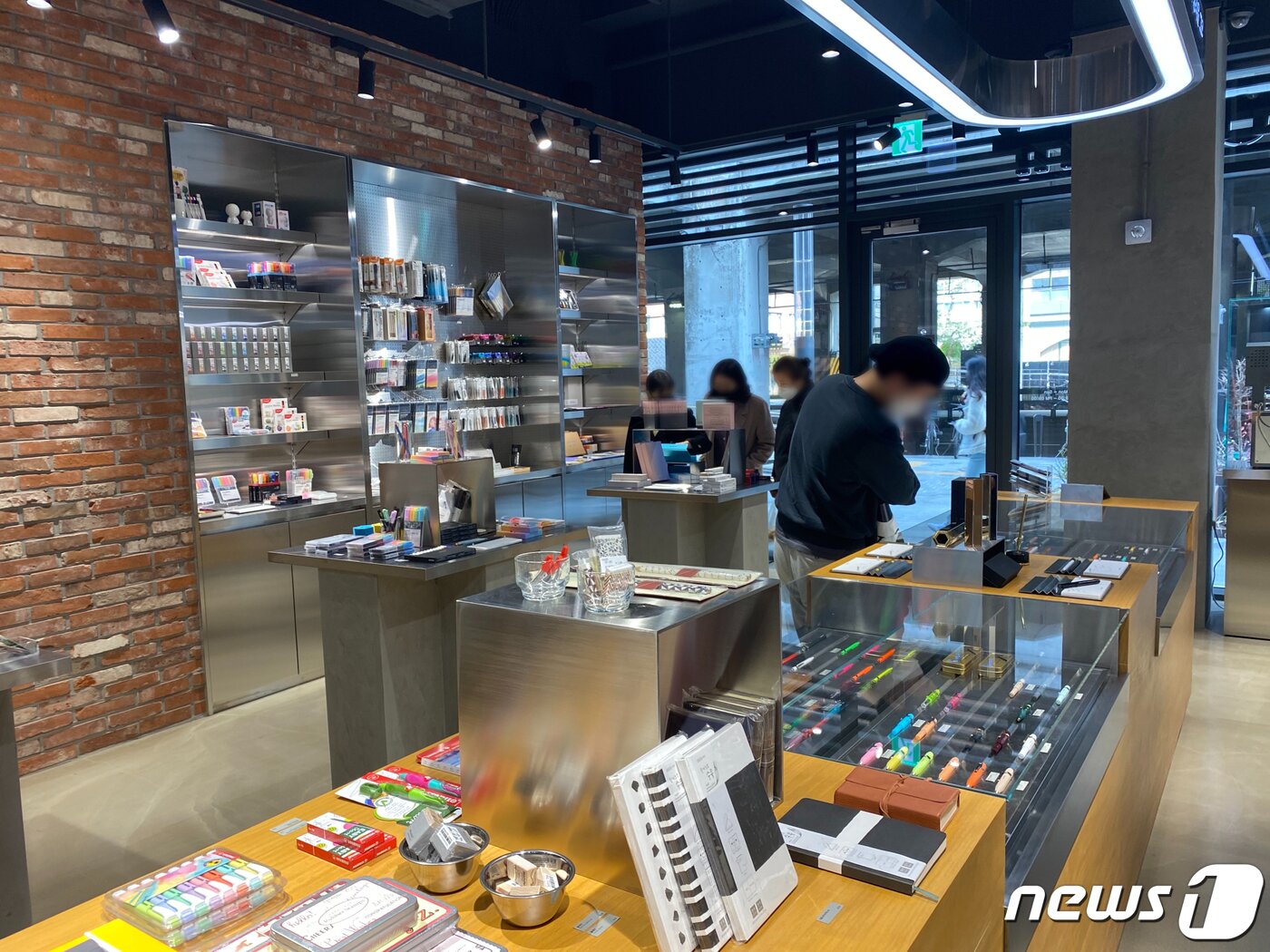 본문 이미지 - 10일 모나미스토어 성수점에서 방문객들이 제품을 구경하고 있다. ⓒ 뉴스1 신윤하 기자