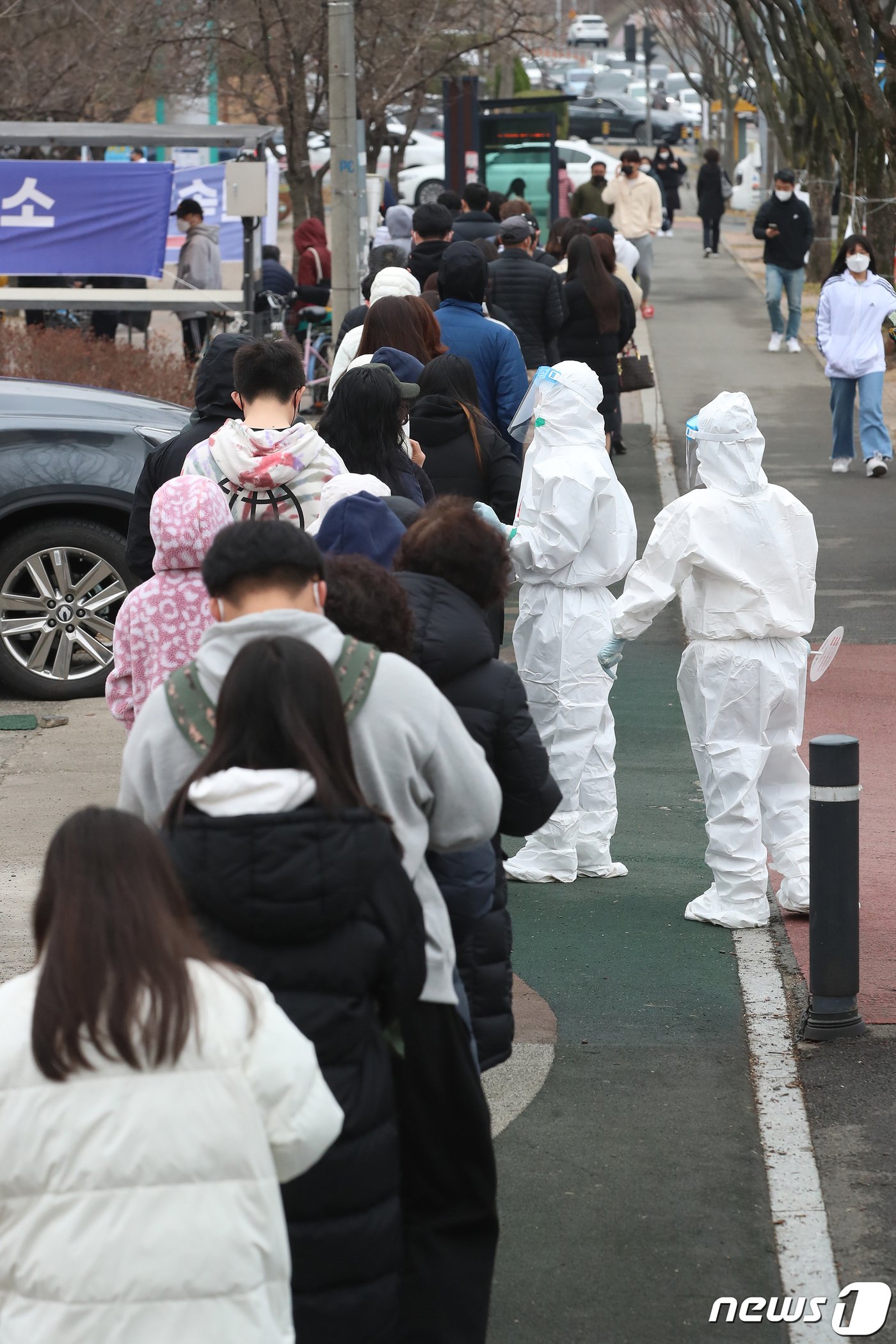 2022년 3월 14일 경북 경산시보건소 선별진료소를 찾은 시민들이 코로나19 PCR&#40;유전자증폭&#41; 검사를 받기 위해 길게 줄지어 차례를 기다리고 있는 모습. 2022.3.14/뉴스1 ⓒ News1 공정식 기자